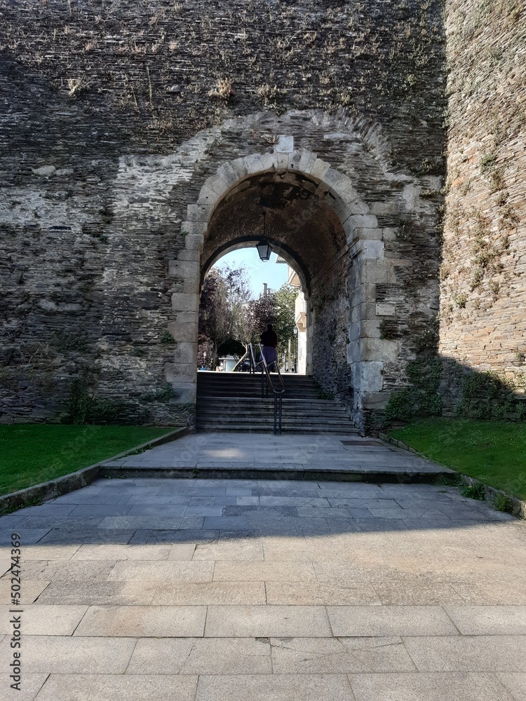 Fototapeta premium Exterior de la Puerta Falsa de la Muralla romana de Lugo, Galicia
