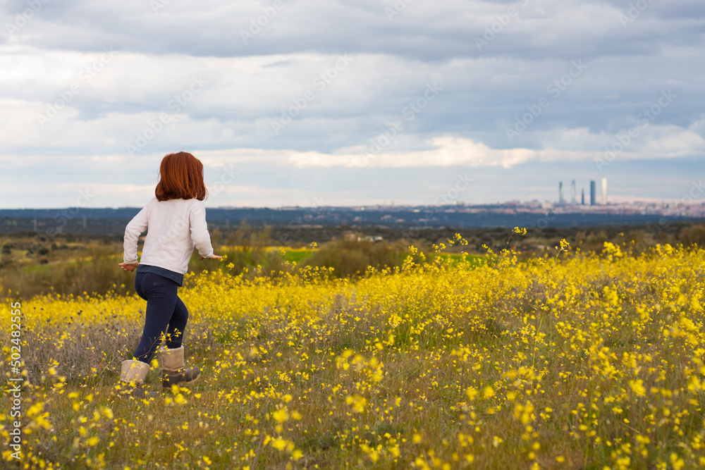 niña en el campo