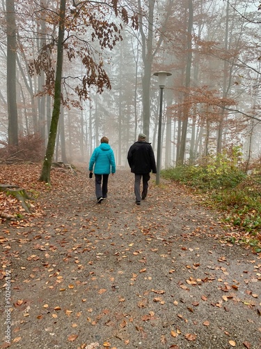 Paar - Mann und Frau auf Wanderweg im Nebel - Herbst
auf der Felsenegg photo
