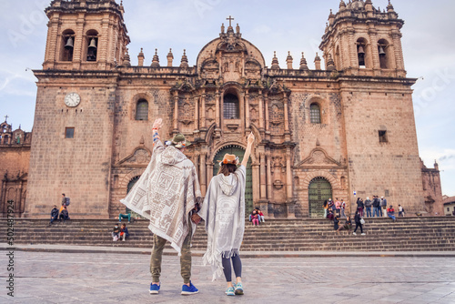 Pareja de turistas en la plaza principal de Cuzco photo