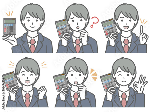 電卓を手に持つスーツの若い男性