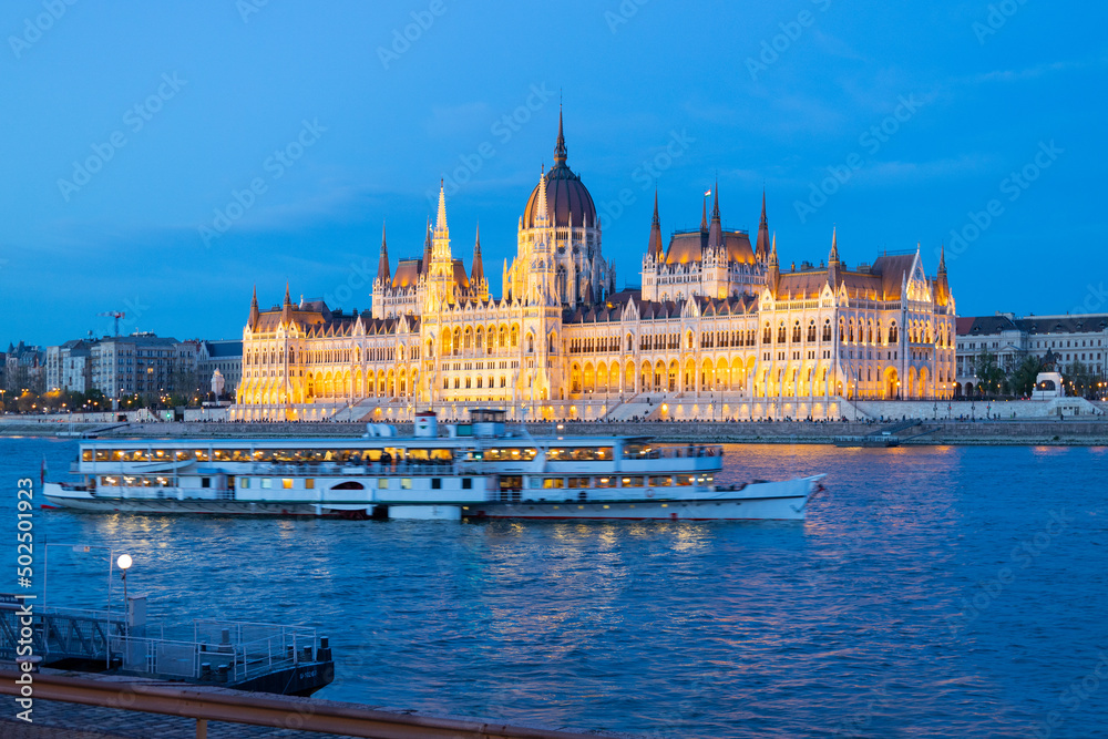 Naklejka premium Hungarian parliament, embankment of Danube river, Budapest, Hungary, Europe
