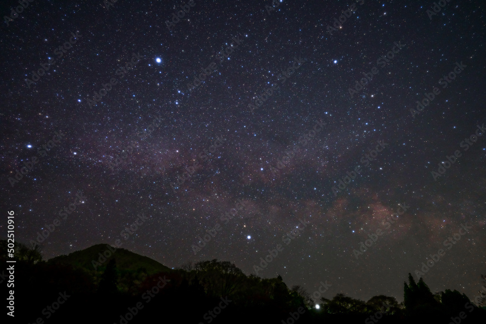 Fototapeta premium 街灯のない山中で、5月上旬の24時頃横たわる天の川と山々