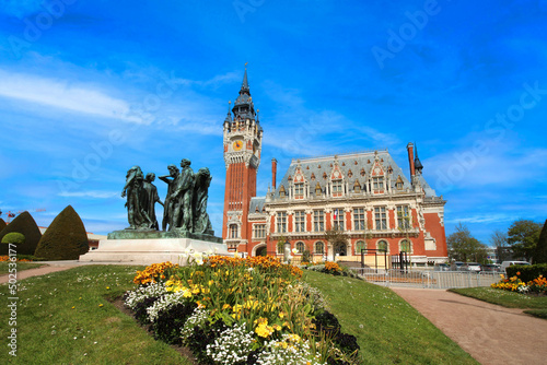 Calais (France) / Hôtel de ville, beffroi et statue des Bougeois de Calais Fototapet