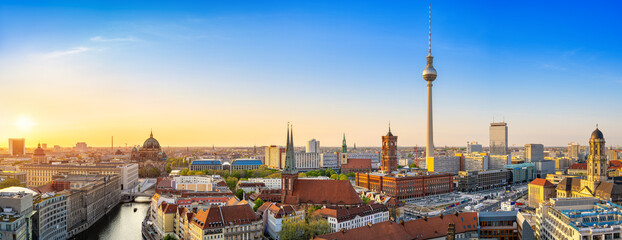 Fototapete Berlin Panoramablick auf die Skyline von Berlin bei Sonnenuntergang  © frank peters