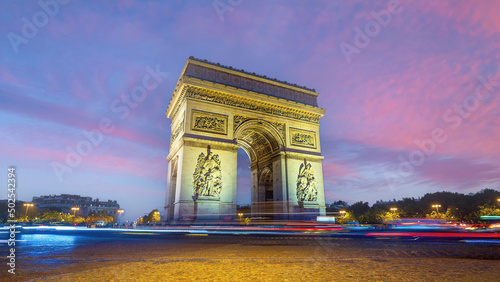 Fototapeta Naklejka Na Ścianę i Meble -  Arc de Triomphe in downtown Paris