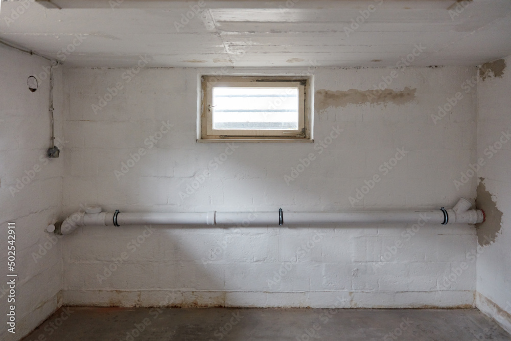 Abwasserrohr führt durch Raum im Keller vom Haus Stock Photo Adobe Stock