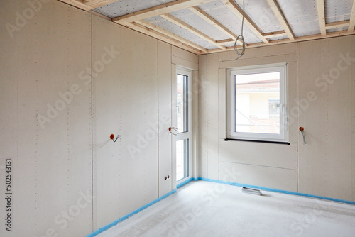 Innenausbau von Raum mit Estrich verlegen bei Haus Neubau photo