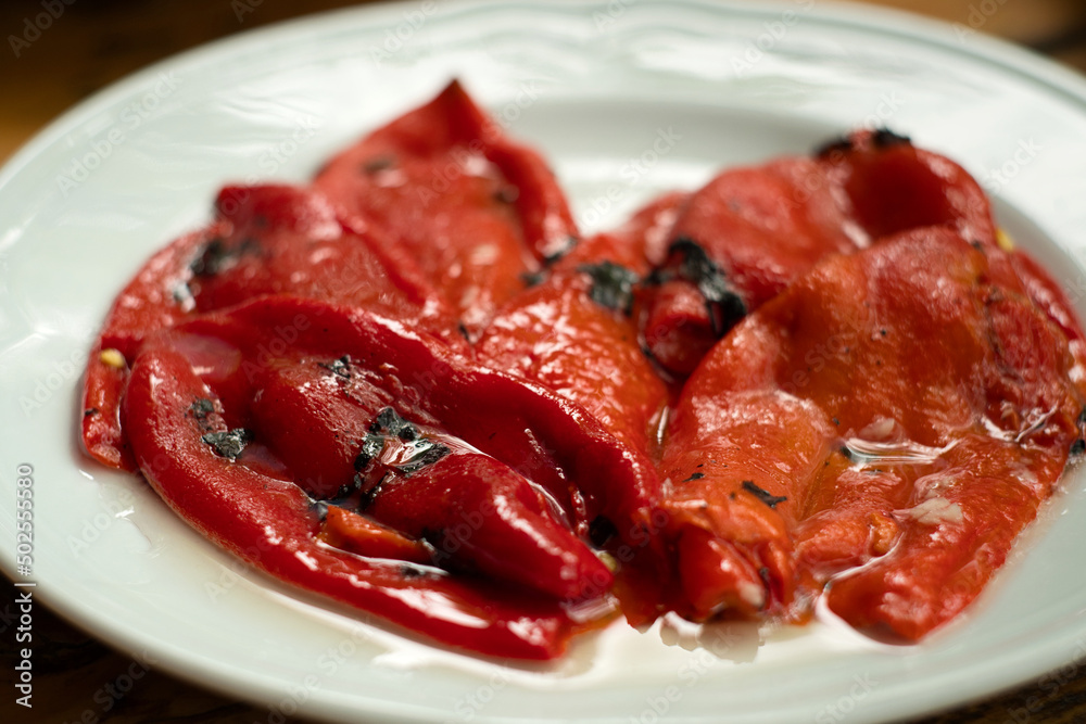 Φωτογραφία Traditional Balkan salad - grilled sweet peppers with oil, garlic and vinegar