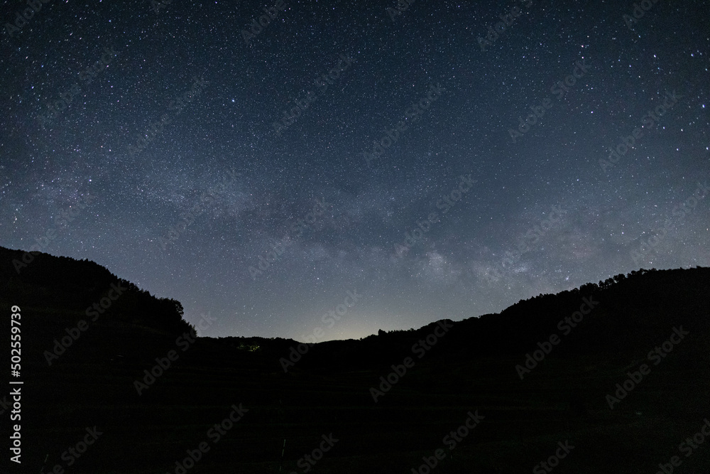 日本の岡山県美咲町の大垪和西の棚田の天の川