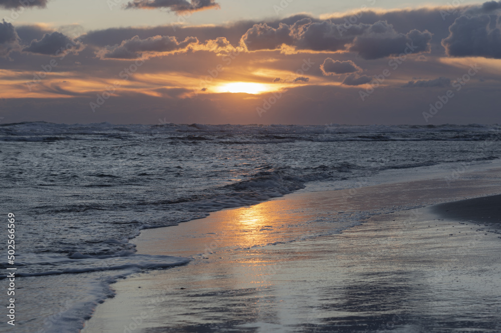 Alba sul mare con cielo nuvoloso e riflesso del mare sull'acqua e sulla spiaggia, Alba sul mare con cielo nuvoloso e riflesso del mare sull'acqua e sulla spiaggia,