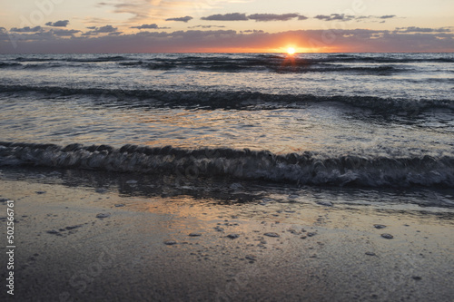 Wallpaper Mural Tramonto sul mare con onde e riflesso del sole sull'acqua e sulla sabbia. Torontodigital.ca
