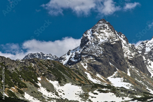 Tatry Polskie, Kościelec w śniegu. Widok z Doliny Zielonej Gąsienicowej. Tatra Mountains, Kościelec Mountain in the snow.