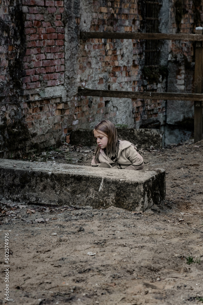 Smutne dziecko - wojna - skrzywdzone - biedne - brudno - zniszczone miasto - dramat - masakra - pogrom - gruzy