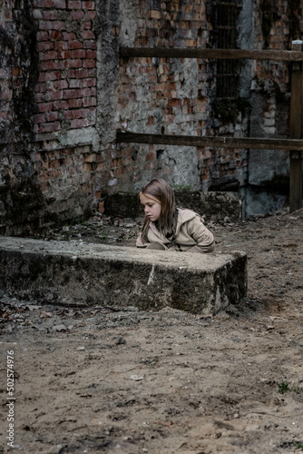 Smutne dziecko - wojna - skrzywdzone - biedne - brudno - zniszczone miasto - dramat - masakra - pogrom - gruzy