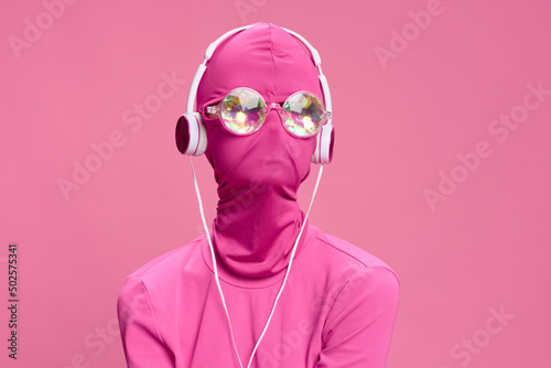 Fotografia Creative crazy pink photo on a pink background with pink clothes and accessories