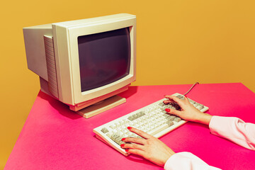 Canvas schilderij Oude deur Retro computer op roze tafelkleed  © master1305