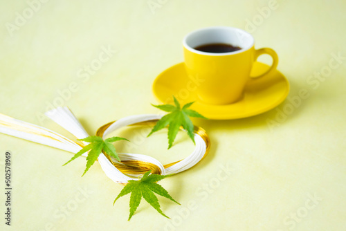 コーヒーと水引リースと緑のモミジの葉のデザイン