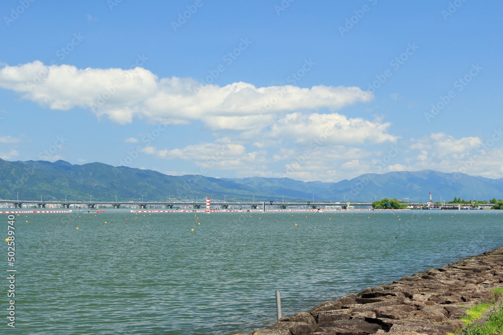 初夏の琵琶湖漕艇場と湖西の山並み