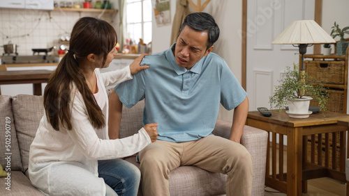 Φωτογραφία asian elderly dad suffering painful knees having difficulty standing up by herself