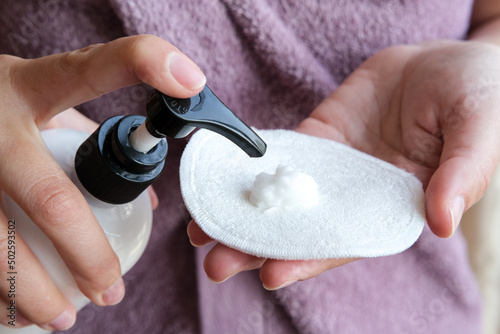 Papier peint Woman using ecological reusable washable make-up remover pads to cleanse her ski