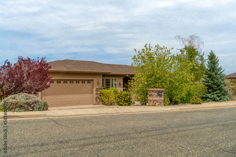 Obraz premium A brown home with views