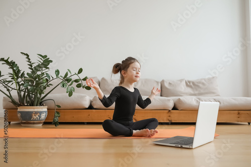  girl doing sports online at home