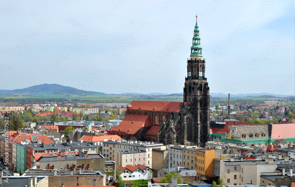 Zdjęcie architektury przedstawiające katedrę na tle panoramy miasta Świdnicy - obrazy, fototapety, plakaty 