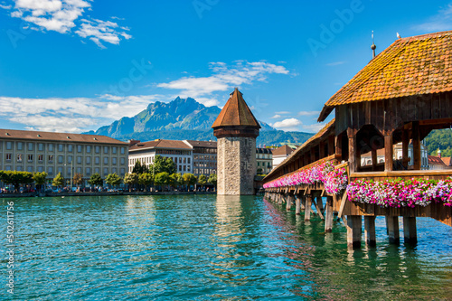 Canvastavla The Chapel Bridge and Water Tower in Lucerne in Switzerland