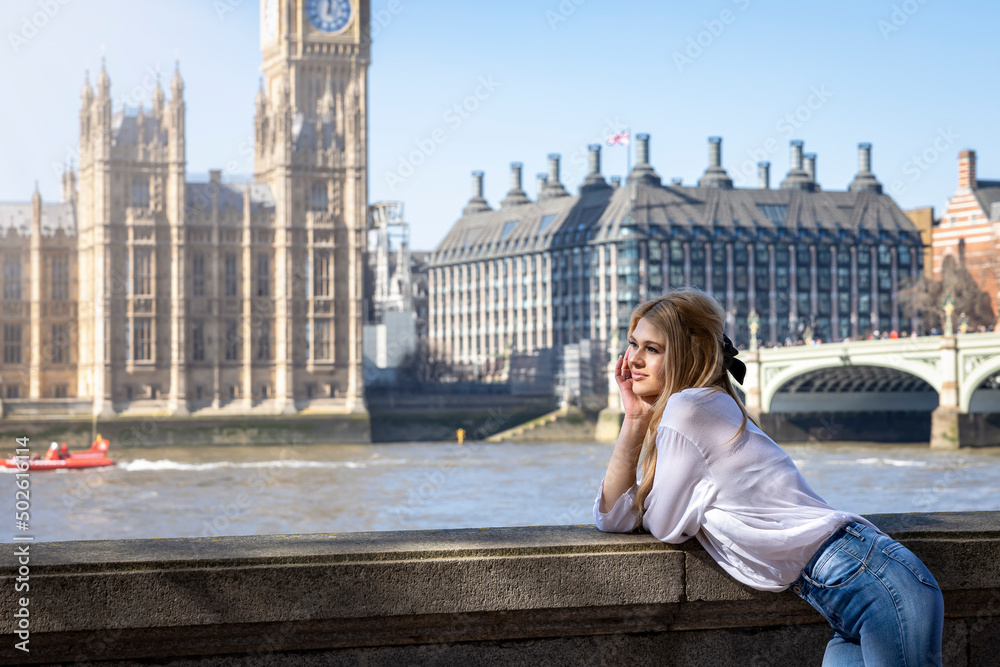 Φωτογραφία A tourist woman in front of the Big Ben tower in London during her city sightsee