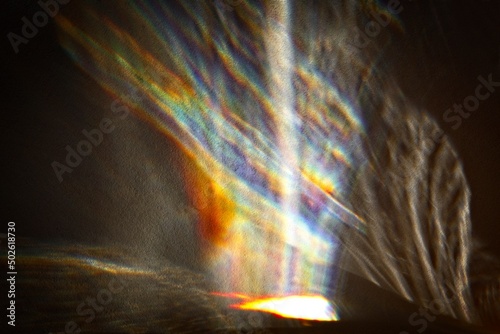 Rozszczepienie światła białego po przejściu przez naczynie z wodą © Woj Mac