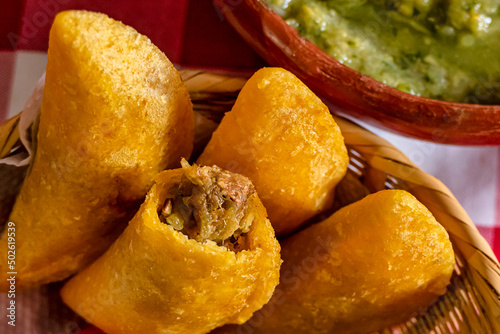 Empanada colombiana de carne con aji verde guacamole
