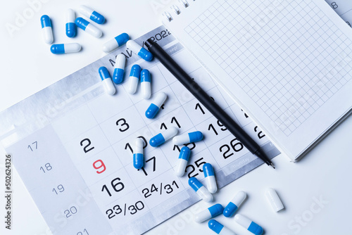 Medication course. Treatment schedule. Tablets and calendar.