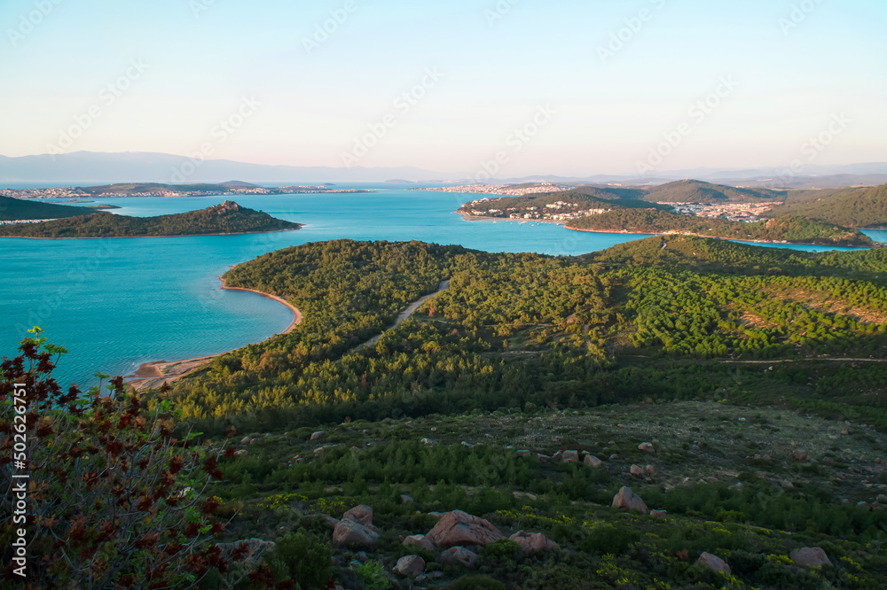 Obraz premium Landscape view of the coast, of the sea azure color with green islands. Seen from Seitan Sofrasi, touristik place in Ayvalik Balikesir, Turkey