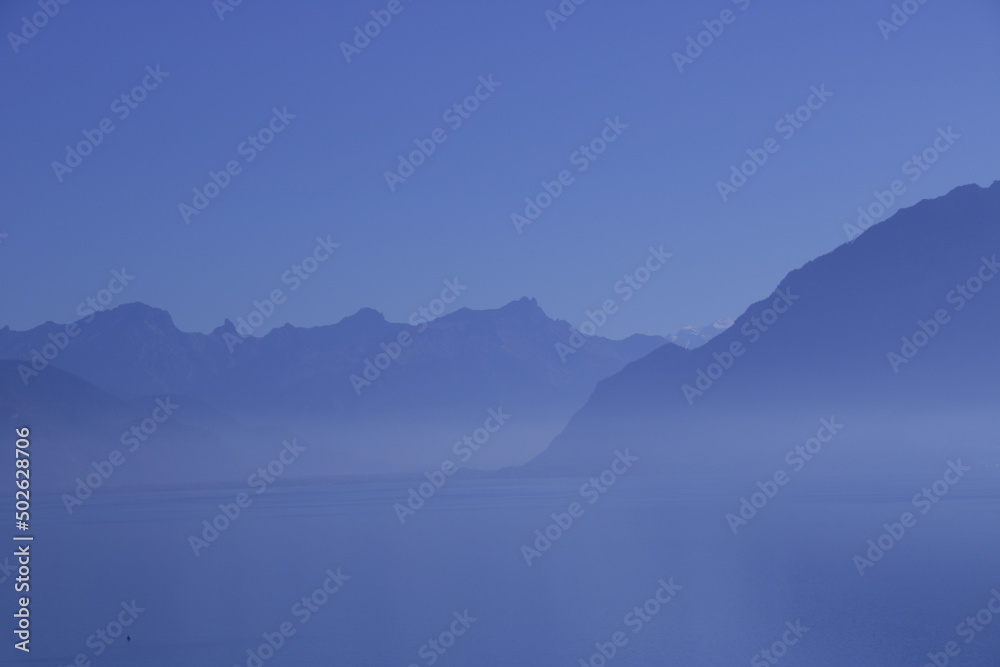 jour bleu ou les montagne et le lac se confondent 