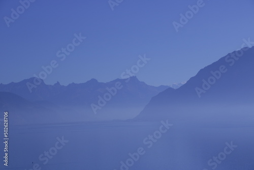 Fototapeta jour bleu ou les montagne et le lac se confondent