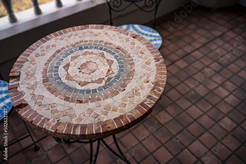 タイルで出来たテーブル