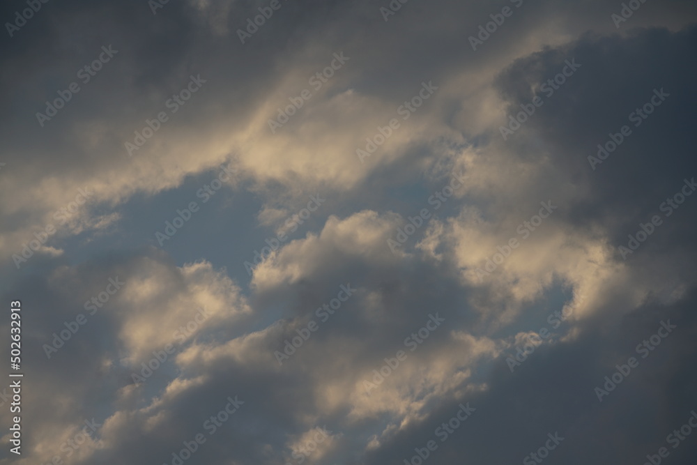 Sehr schöner Wolken Himmel und Sonnenlicht am Abend, Cumulus