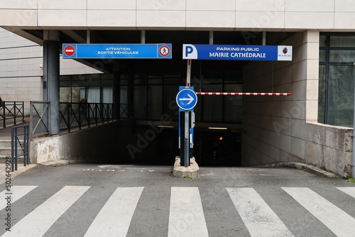 Entrée du parking de la mairie et de la cathédrale, ville de Bourges, département du Cher, France