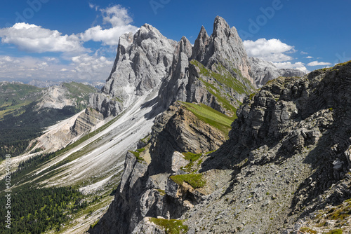Fotografi A rocky ravine leading to the Seceda Plateau, with the Odle mountain range in th