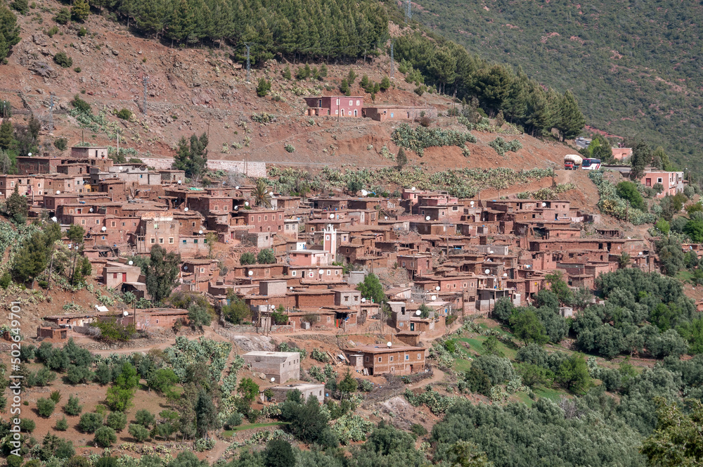 Aldeas con casas de barro en las laderas de las montañas del Atlas marroquí