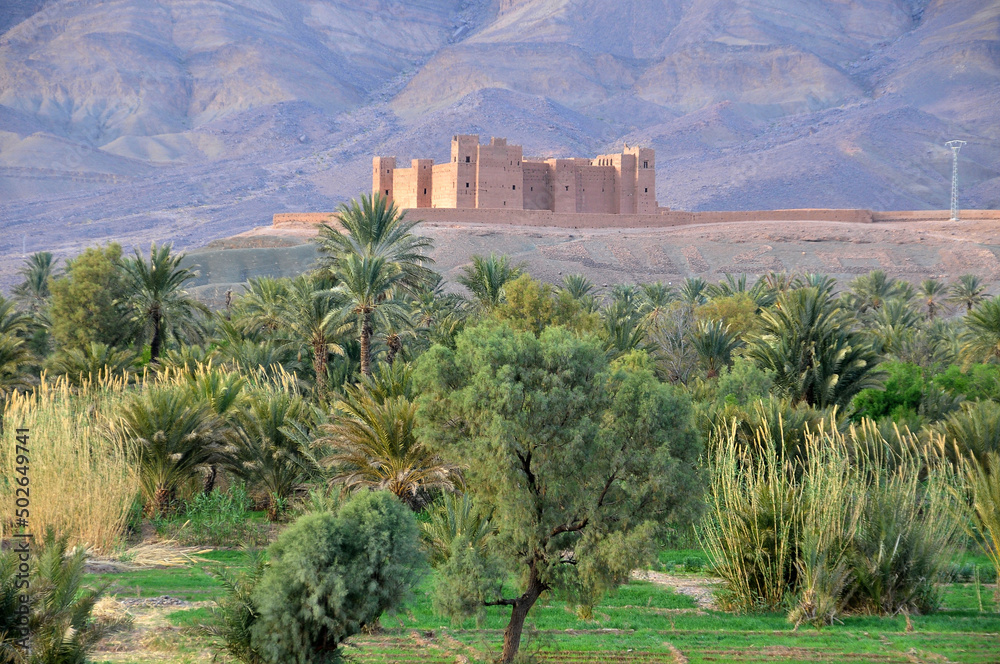 Paisaje con una kasbah sobre una colina en el Valle del Draa, en la región sur de Marruecos Paisaje con una kasbah sobre una colina en el Valle del Draa, en la región sur de Marruecos