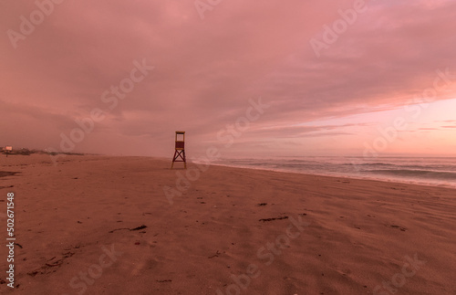 caseta de salvavidas en la playa en el atardecer