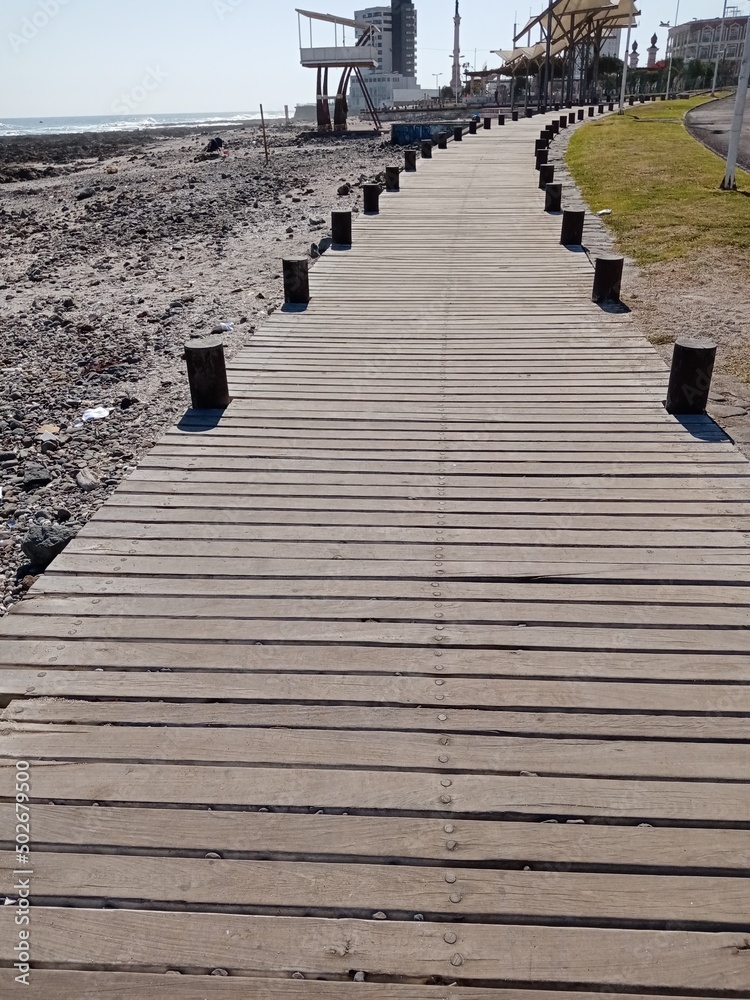 Fototapeta premium Camino de madera en la playa