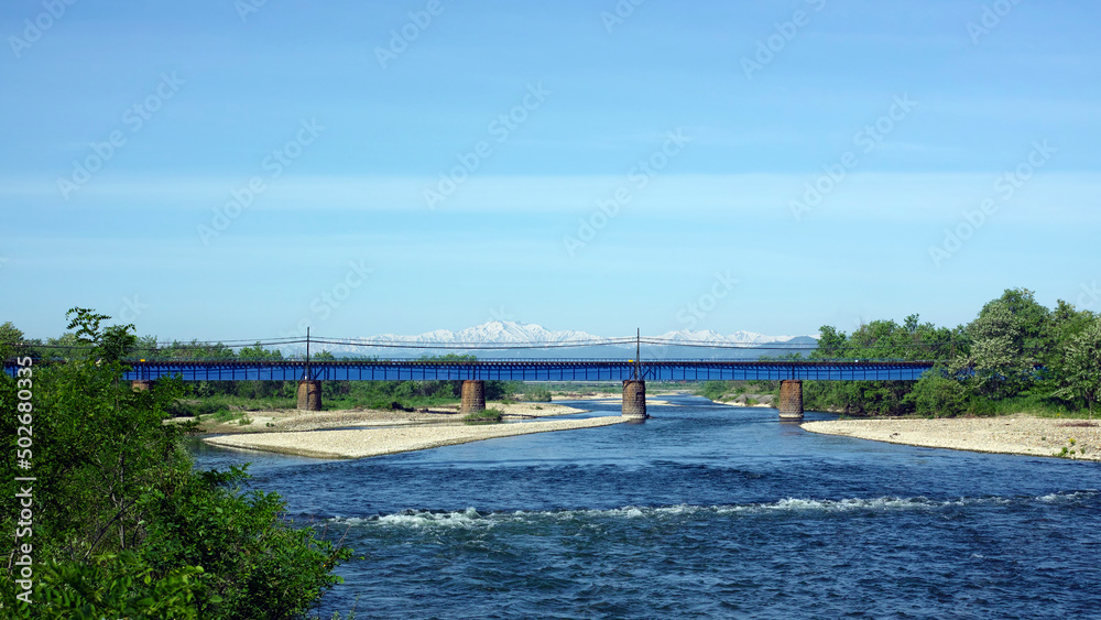 山形県長井市から見た初夏の置賜白河と飯豊連峰