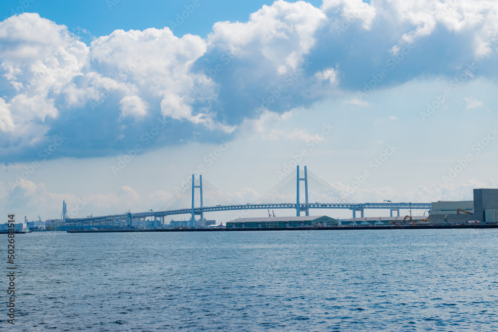 横浜港と横浜ベイブリッジ