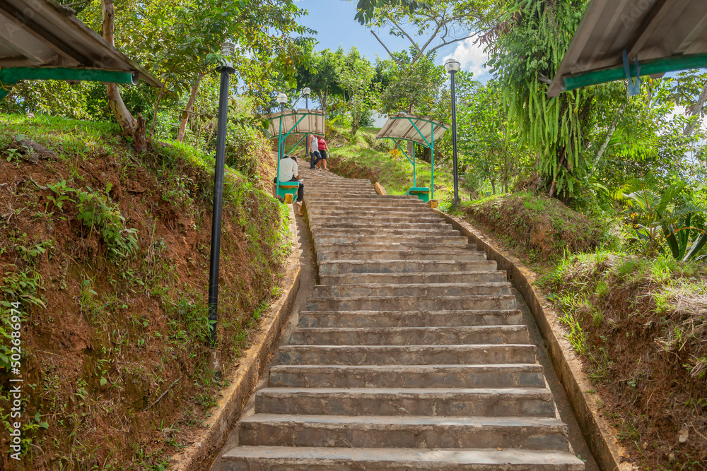 Escaleras de Tingo María la sierra medio del paisaje y montañas de la selva, bella durmiente