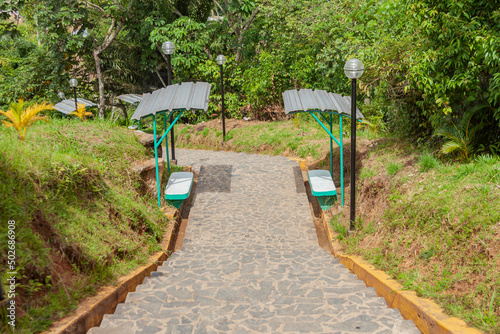 Escaleras de Tingo María la sierra medio del paisaje y montañas de la selva, silla