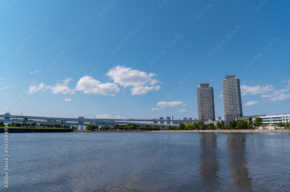 東京都港区台場から見た東京湾を望む都市景観