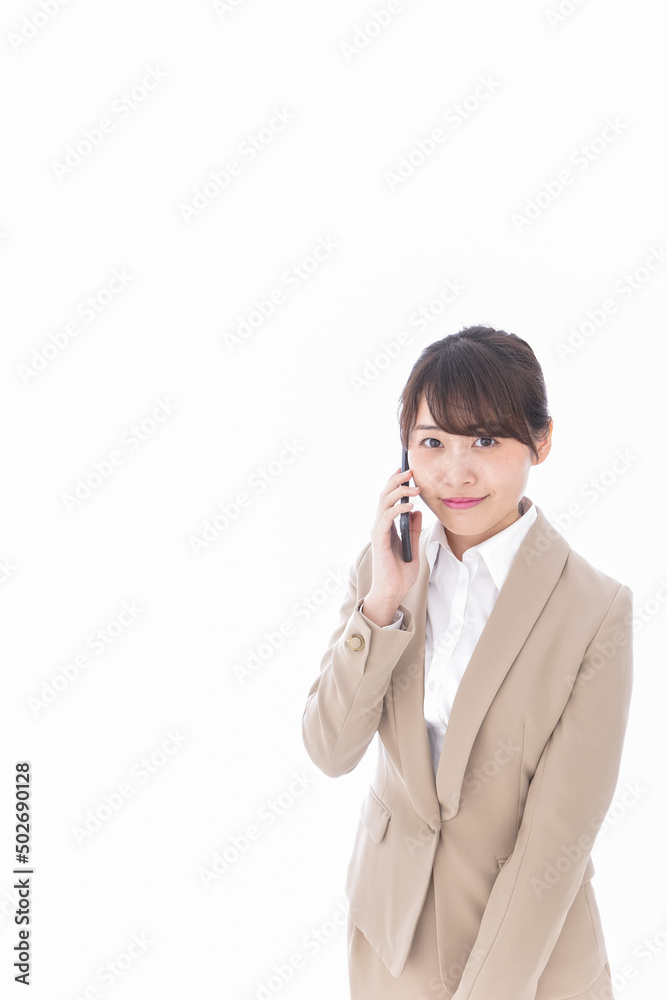 電話をする若いビジネスウーマン 電話をする若いビジネスウーマン
